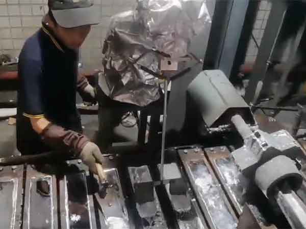 1510铝锭浇铸跟随...